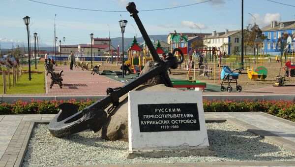 Spomenik ruskim otkrivačima Kurilskih ostrva na centralnom trgu Južnokurilska - Sputnik Srbija