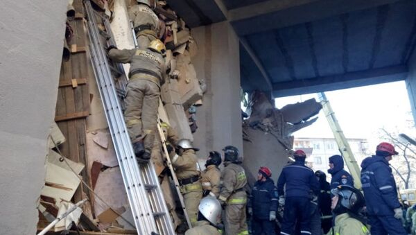 Spasioci traže preživele nakon rušenja zgrade u Magnitogorsku - Sputnik Srbija