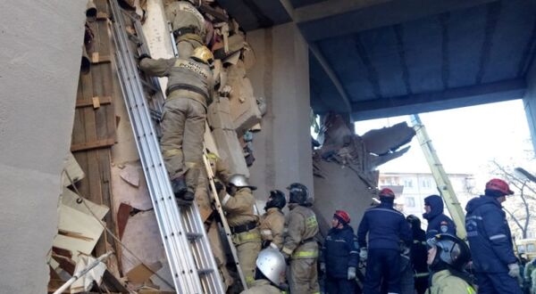 Spasioci traže preživele nakon rušenja zgrade u Magnitogorsku - Sputnik Srbija