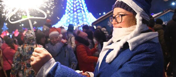 Девојка са прскалицом на дочеку Нове 2019. године у Новосибирску Девојка са прскалицом на дочеку Нове 2019. године у Новосибирску - Sputnik Србија