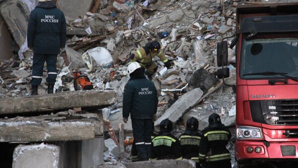 Spasioci na mestu urušavanja zgrade u Magnitogorsku - Sputnik Srbija