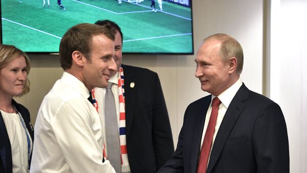 Predsednici Francuske i Rusije Emanuel Makron i Vladimir Putin na stadionu Lužniki u Moskvi - Sputnik Srbija