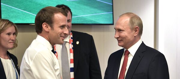 Predsednici Francuske i Rusije Emanuel Makron i Vladimir Putin na stadionu Lužniki u Moskvi - Sputnik Srbija