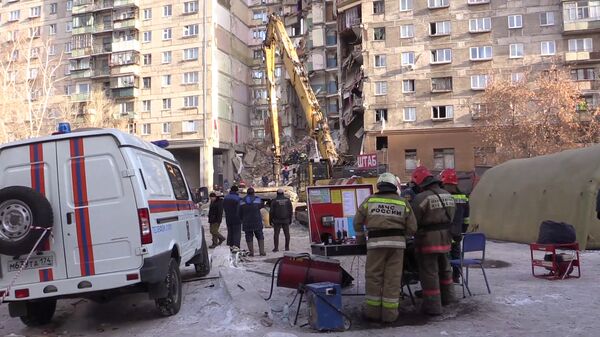Spasioci na mestu rušenja zgrade u Magnitogorsku - Sputnik Srbija