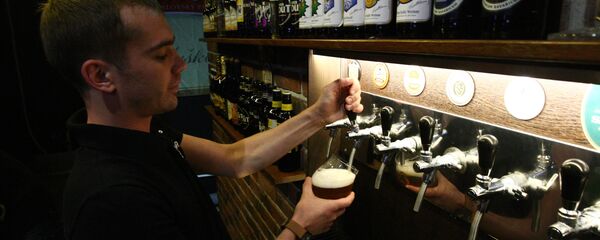 Barmen u kafiću u Saransku Barmen u kafiću u Saransku - Sputnik Srbija