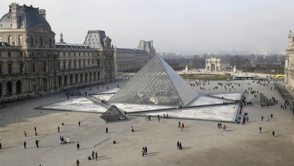 Туристи шетају око пирамиде испред улаза у музеј Лувр у Паризу - Sputnik Србија