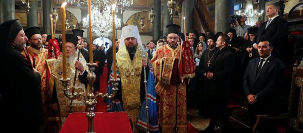 Vaseljenski patrijarh potpisuje tomos o nezavisnosti ukrajinske pravoslavne crkve Vaseljenski patrijarh potpisuje tomos o nezavisnosti ukrajinske pravoslavne crkve - Sputnik Srbija