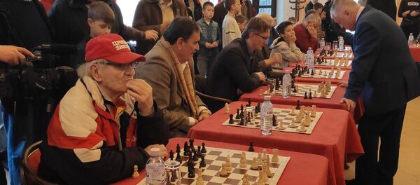 Пре две недеље у Ваљеву Шекуларац је извукао реми у симултанки против чувеног Анатолија Карпова. - Sputnik Србија