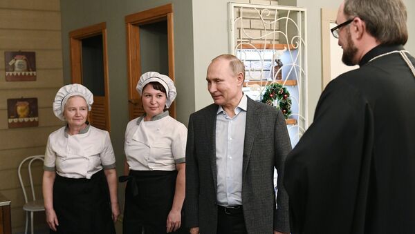 Predsednik Rusije Vladimir Putin tokom posete dečje bolnice u Sankt Peterburgu - Sputnik Srbija