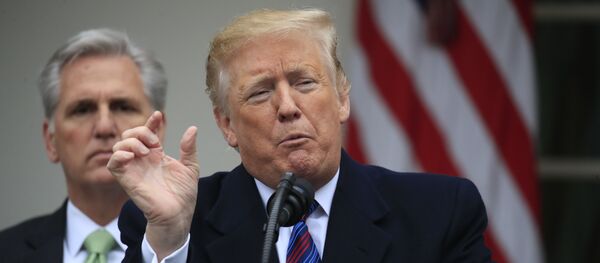 Амерички председник Доналд Трамп обраћа се медијима испред Беле куће - Sputnik Србија