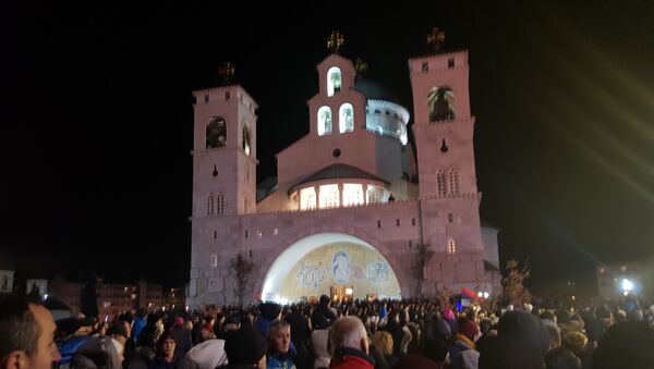 Верници испред храма Христовог васкрсења у Подгорици - Sputnik Србија