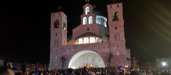 Vernici ispred hrama Hristovog vaskrsenja u Podgorici - Sputnik Srbija