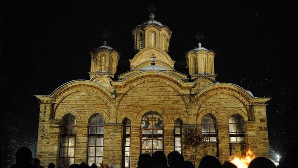 Верници испред манастира Грачаница - Sputnik Србија