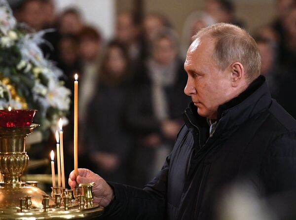 Председник Русије Владимир Путин на божићној служби у цркви Преображења Господњег у Санкт Петербургу - Sputnik Србија
