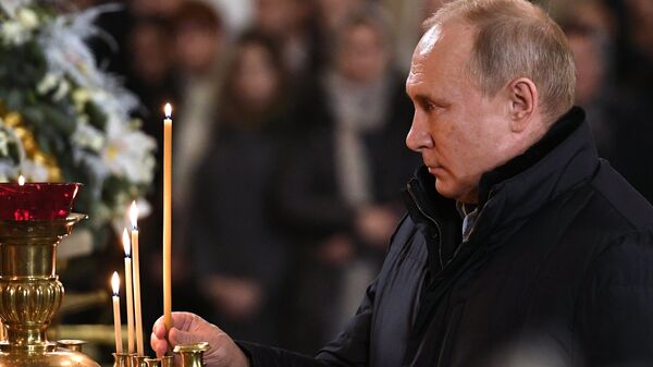 Predsednik Rusije Vladimir Putin na božićnoj službi u crkvi Preobraženja Gospodnjeg u Sankt Peterburgu - Sputnik Srbija