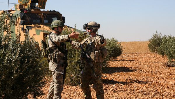 Američki i turski vojnik u zajedničkoj patroli u sirijskom Manbidžu - Sputnik Srbija