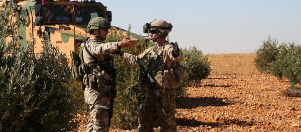 Američki i turski vojnik u zajedničkoj patroli u sirijskom Manbidžu - Sputnik Srbija