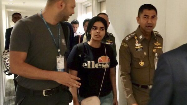 Rahaf Muhamed el Kunun u pratnji policije u Bangkoku - Sputnik Srbija