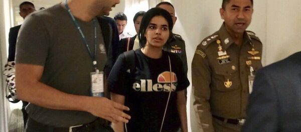 Rahaf Muhamed el Kunun u pratnji policije u Bangkoku - Sputnik Srbija