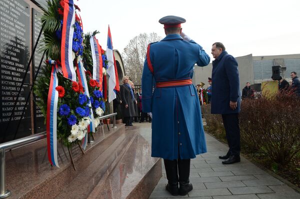 Predsednik Predsedništva BiH Milorad Dodik na polaganju venaca borcima VRS Predsednik Predsedništva BiH Milorad Dodik na polaganju venaca borcima VRS - Sputnik Srbija