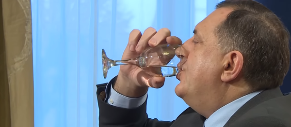 Милорад Додик испија воду - Sputnik Србија