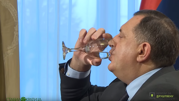 Милорад Додик испија воду - Sputnik Србија