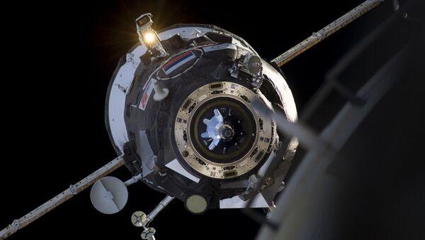 Svemirski brod za vreme pristajanja na Međunarodnu svemirsku stanicu (MSS) - Sputnik Srbija