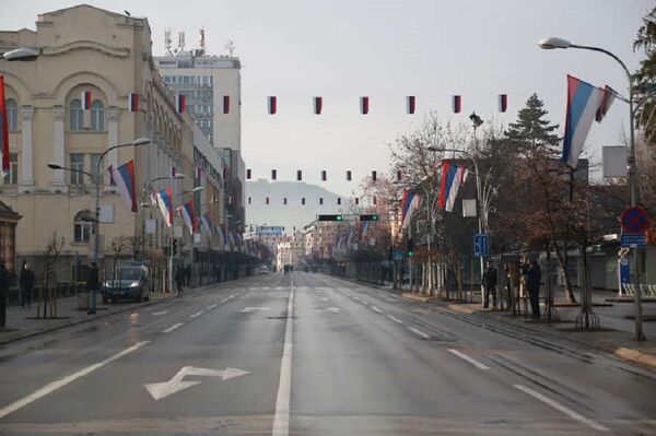 Улице у центру Бањалуке окићене су заставама Српске - Sputnik Србија