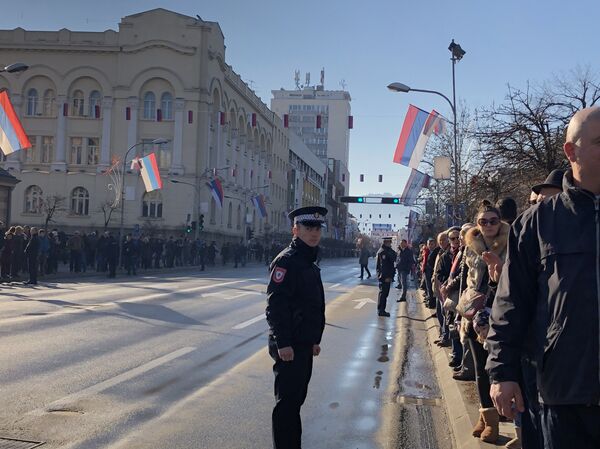 Грађани поред Бановине с нестрпљењем очекују почетак свечаног дефилеа улицама Бањалуке - Sputnik Србија