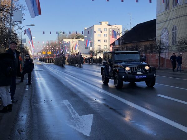 Војници у униформама ослободличаке српске војске спремни за почетак дефилеа - Sputnik Србија
