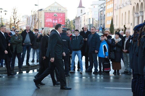 Жељка Цвијановић и Милорад Додик долазе на свечани дефиле - Sputnik Србија