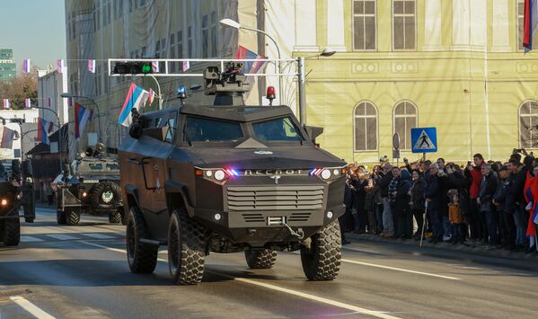 Oklopna vozila na ulicama Banjaluke na Danu republike  - Sputnik Srbija