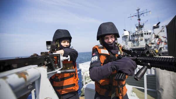 Norveški mornari rukuju automatskom puškom kalibra 0,50mm na vežbama u Baltičkom moru - Sputnik Srbija