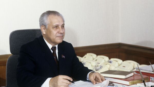 Први заменик председника президијума Врховног совјета СССР Анатолиј Лукјанов у радном кабинету - Sputnik Србија