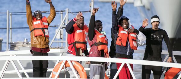 Мигранти стижу у Италију - Sputnik Србија