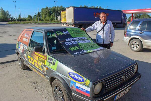 Новосибирск — Илијин аутомобил привлачио је пажњу пролазника, највише због српских ознака. Новосибирск — Илијин аутомобил привлачио је пажњу пролазника, највише због српских ознака. - Sputnik Србија