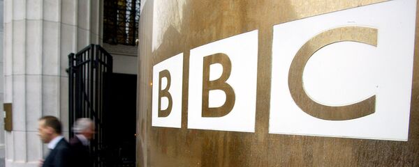 Pešaci prolaze pored ulaznih vrata zgrade Bi-Bi-Sija u Londonu Pešaci prolaze pored ulaznih vrata zgrade Bi-Bi-Sija u Londonu - Sputnik Srbija