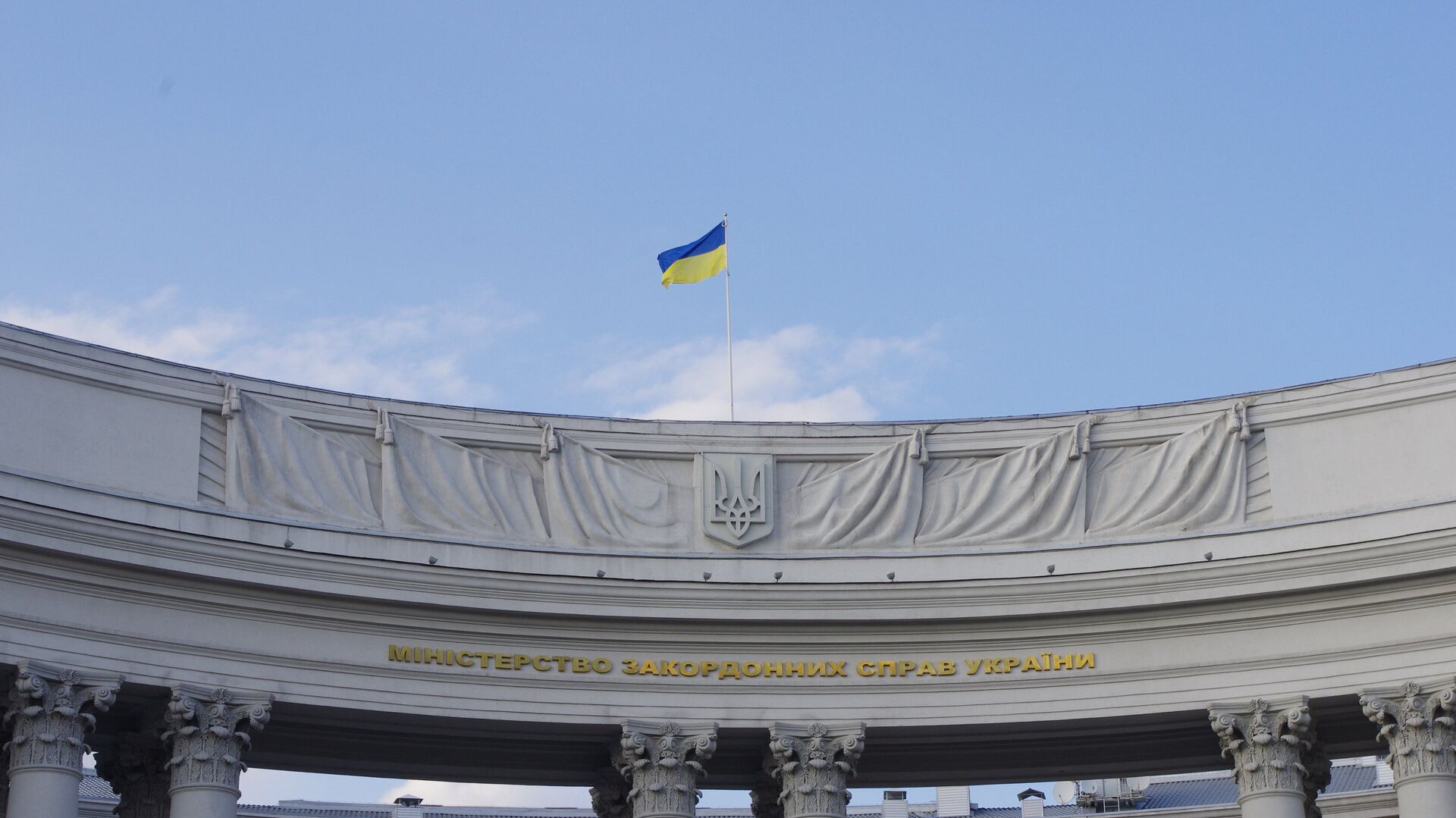 Zastava na zgradi Ministarstva spoljnih poslova Ukrajine u Kijevu - Sputnik Srbija, 1920, 25.02.2022