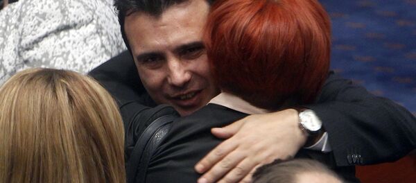 Zoran Zaev prima čestitke u Sobranju Zoran Zaev prima čestitke u Sobranju - Sputnik Srbija