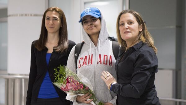 Tinejdžerka iz Saudijske Arabije Rahaf Mohamed el Kunun, koja je pobegla u Tajland navodeći da strahuje da će je njena porodica ubiti, stigla je danas u Kanadu koja joj je obezbedila azil. - Sputnik Srbija