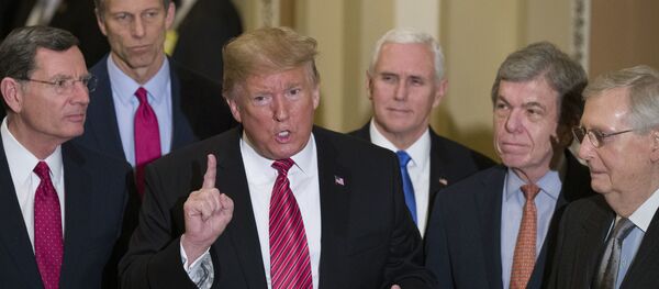 Predsednik SAD Donald Tramp sa američkim senatorima u Kongresu - Sputnik Srbija
