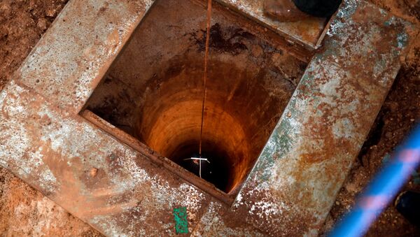 Izraelski vojnik spušta kameru u rupu prema tunelu koji je prokopan iz Libana u Izrael - Sputnik Srbija