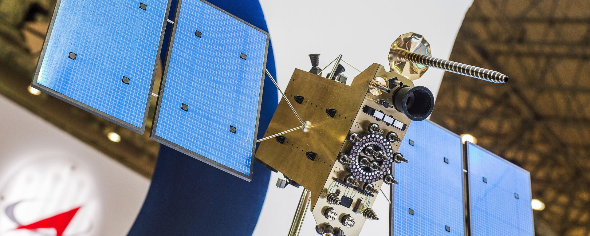 Maketa ruskog svemirskog satelita Glonass K na štandu međunarodnog vazdušno-kosmičkog sajma u Dubaiju - Sputnik Srbija, 1920, 09.08.2023