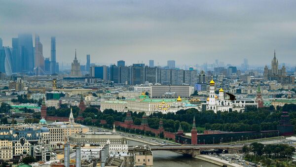 Pogled na moskovski Kremlj, reku Moskvu, veliki Moskvorecki most i poslovni centar Moskva Siti - Sputnik Srbija