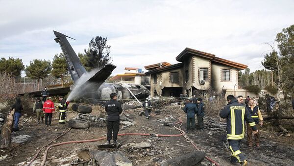Ватрогасци и спасиоци на месту рушења авиона Боинг 707 у Ирану - Sputnik Србија