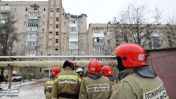 Pripadnici Ministarstva za vanredne situacije Rusije na mestu rušenja zgrade nakon eksplozije gasa u gradu Šahti Rostovske oblasti - Sputnik Srbija