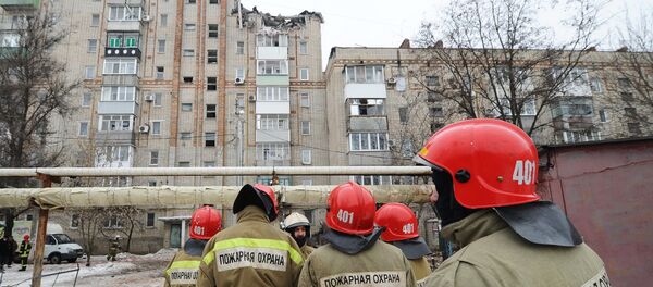 Pripadnici Ministarstva za vanredne situacije Rusije na mestu rušenja zgrade nakon eksplozije gasa u gradu Šahti Rostovske oblasti - Sputnik Srbija