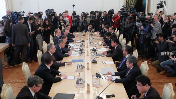 Članovi delegacija na čelu sa ministrom spoljnih poslova Rusije Sergejem Lavrovom i japanskim ministrom spoljnih poslova Tarom Konom na sastanku u Moskvi - Sputnik Srbija