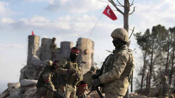 Proturski sirijski borci i turske trupe obezbeđuju brdo Bursajah koje odvaja enklavu Afrin koju kontrolišu Kurdi od Azaza koju kontroliše Turska - Sputnik Srbija