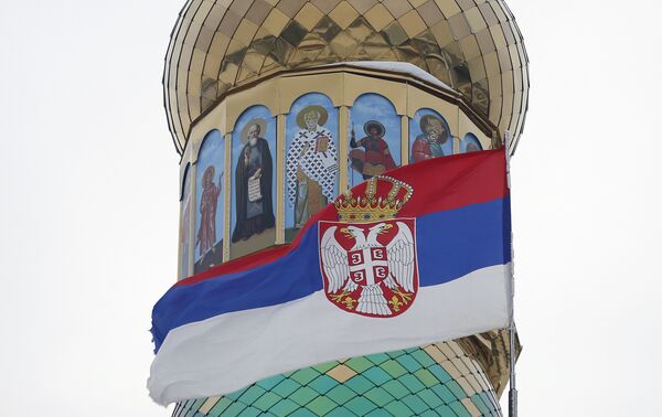 Srpska zastava na crkvi u Banstolu Srpska zastava na crkvi u Banstolu - Sputnik Srbija
